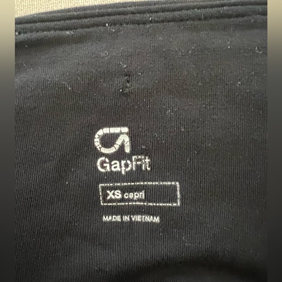 Black GapFit capri workout pants. Size XS - Picture 6 of 8